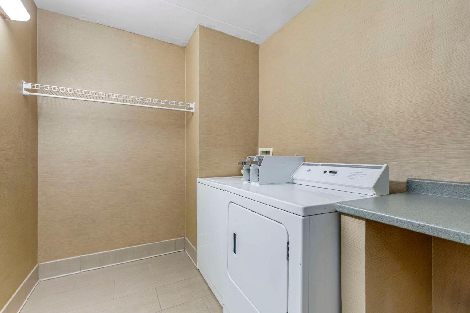 Comfort Inn Herndon-Reston Exterior photo